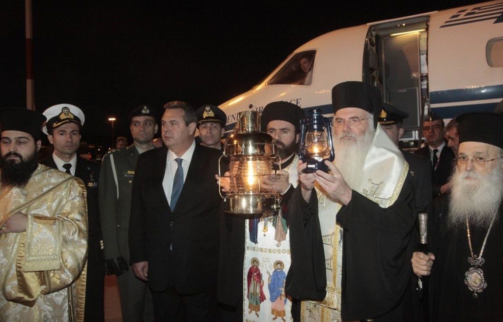 Ο Πάνος Καμμένος υποδέχεται το Αγιο Φως το 2015