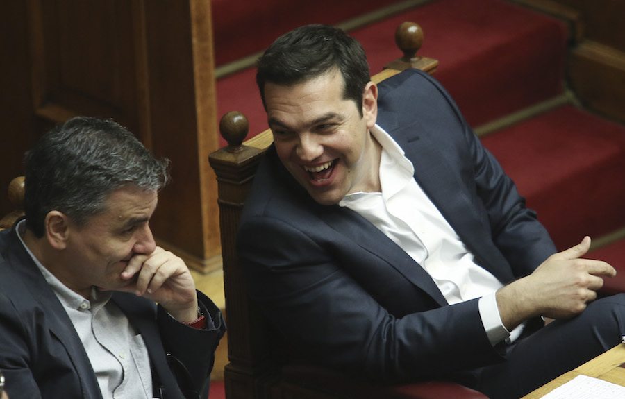 Γέλια μεταξύ του Πρωθυπουργού και του υπουργού Οικονομικών