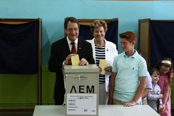 2016-05-22T143036Z_2014452006_S1BETFNHDKAA_RTRMADP_3_CYPRUS-ELECTION