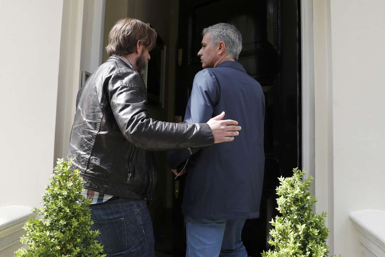 2016-05-23T141058Z_389772724_LR1EC5N13DZHV_RTRMADP_3_SOCCER-ENGLAND-MNU-STATEMENT