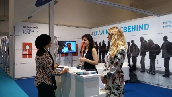 Η ελληνική αποστολή συνομιλεί με κόσμο που ενδιαφέρεται για τη δράση της οργάνωσης / photo: T. Καραγιάννης