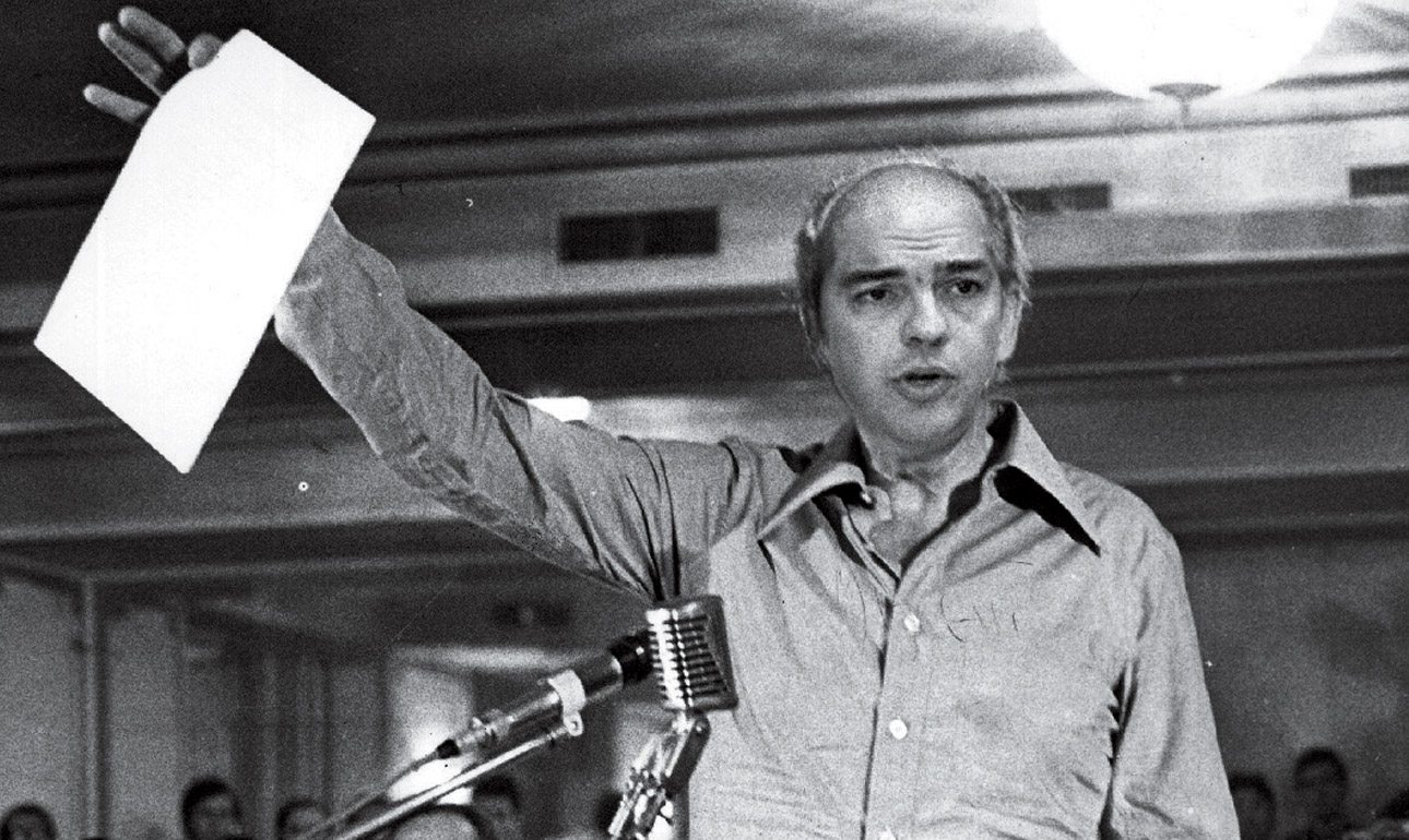 Ιστορικές στιγμές: Ο Ανδρέας Παπανδρέου μόλις έχει υπογράψει την διακήρυξη της 3ης Σεπτεμβρίου