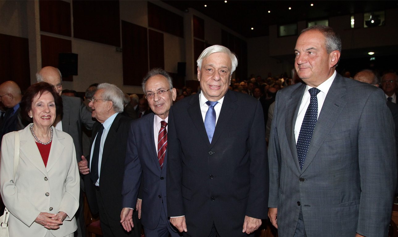 Αναμνηστική πόζα από την παρουσίαση του βιβλίου του Δημήτρη Σιούφα στο Πολεμικό Μουσείο. Με Κώστα Καραμανλή, Προκόπη Παυλόπουλο , τον συγγραφέα και τον Πέτρο Μολυβιάτη