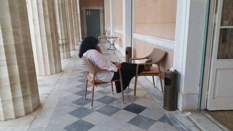 Η Αννα Βαγενά στην αγαπημένη της στάση