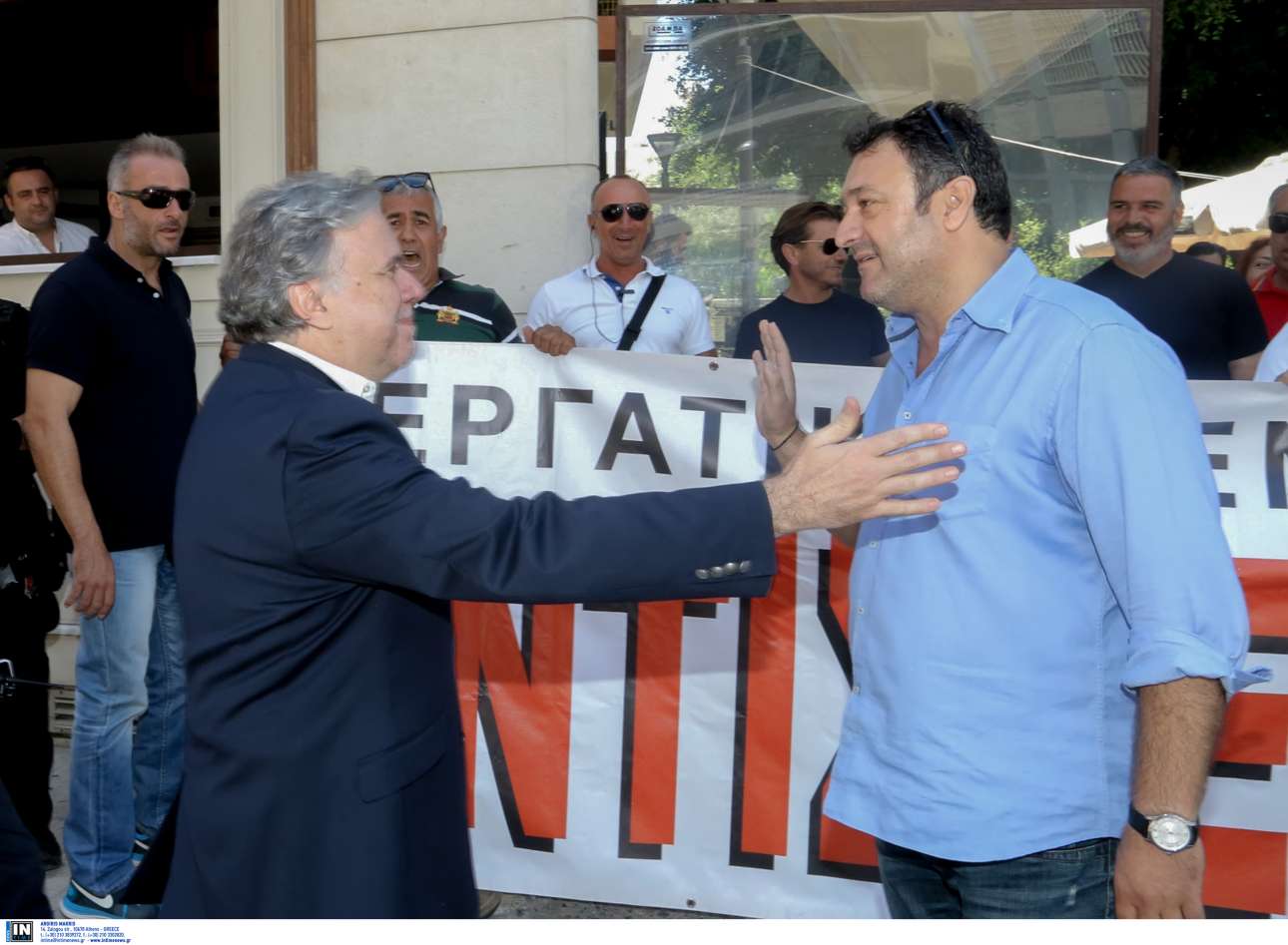 Το πανό πίσω έχει την υπογραφή του Εργατικού Κέντρου Ηρακλείου αλλά για τον Γιώργο Κατρούγκαλο πρόκειται για «Αναρχικούς»