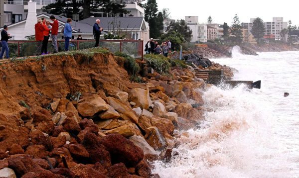 2016-06-06T042525Z_1152620878_S1AETIGYOZAA_RTRMADP_3_AUSTRALIA-WEATHER