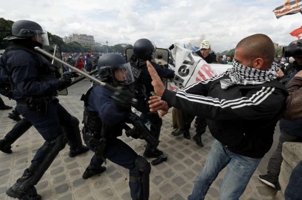 2016-06-14T151250Z_1035201214_LR1EC6E169282_RTRMADP_3_FRANCE-POLITICS-PROTESTS