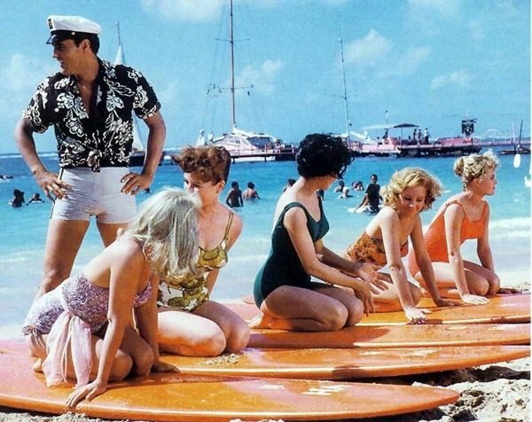Blue_Hawaii_Elvis_on_beach