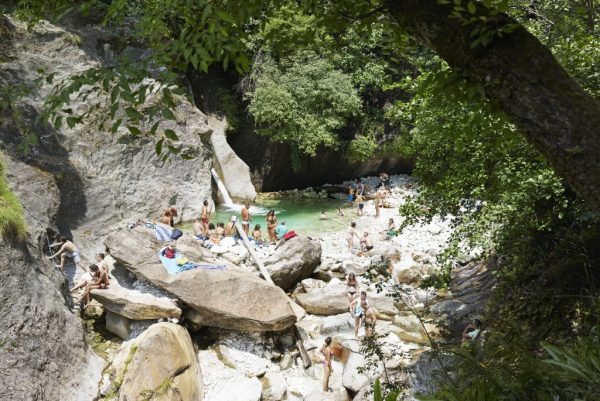 Massimo-Vitali-CF001096-101-104-Malbacco-2014-Lightjet-print-from-original-digital-file-stitched-on-photographic-paper-on-Diasec-with-wooden-frame-270-x-180-cm-1024x0-c-default