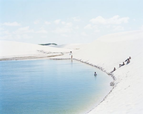 Massimo-Vitali-Lençois-Lagoa-do-Peixe-4663-2013-chromogenic-print-on-Diasec-180-×-230-cm-courtesy-the-artist-and-Ronchini-Gallery-1024x0-c-default (1)