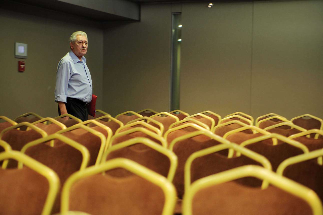 Ο Φώτης Κουβέλης ατενίζει τις καρέκλες...