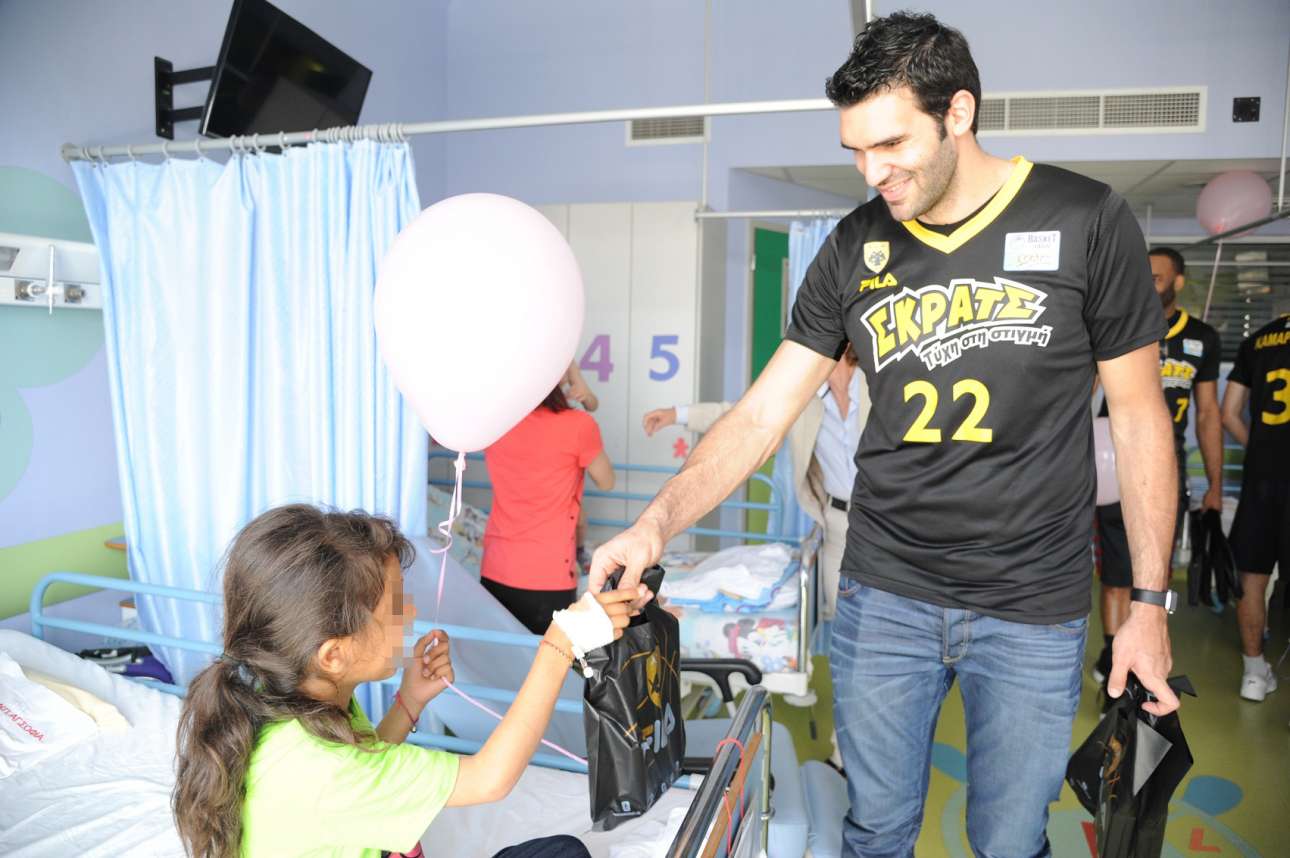 Η ομάδα μπάσκετ της ΑΕΚ δίνει δώρα 