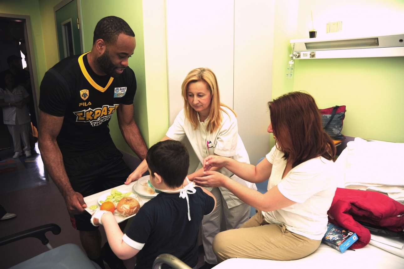 Η ομάδα μπάσκετ της ΑΕΚ στο νοσοκομείο Η Αγία Σοφία (3)