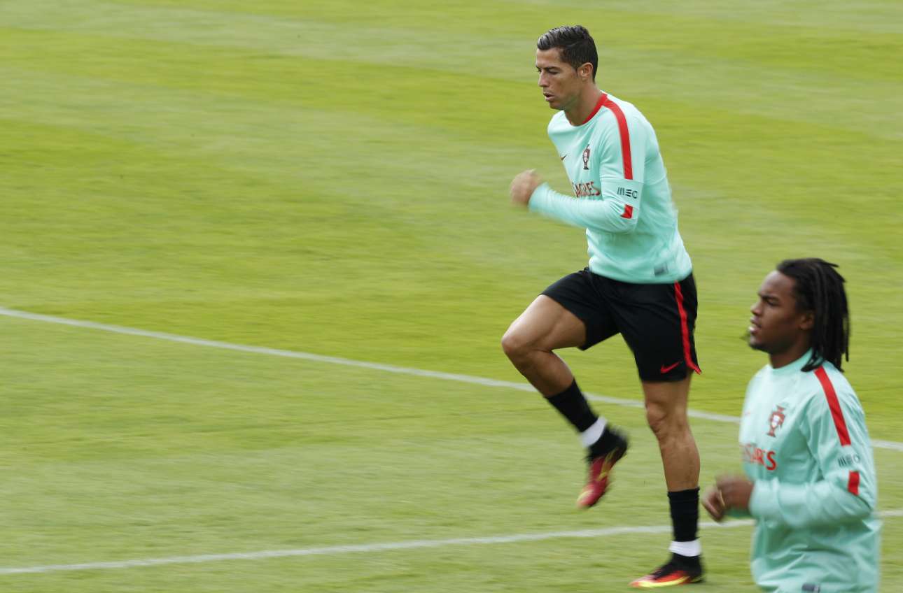 2016-07-04T092449Z_502248590_LR1EC740Q53V6_RTRMADP_3_SOCCER-EURO-POR