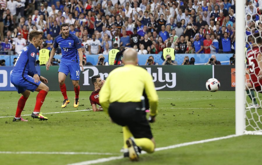 Ο Ζινιάκ στέλνει τη μπάλα στο δοκάρι και χάνει την ευκαιρία του αγώνα (Reuters)