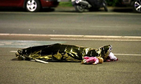 Μία κούκλα δίπλα σε ένα θύμα. Μία από τις πιο συγκλονιστικές πρώτες φωτογραφίες REUTERS/Eric Gaillard 