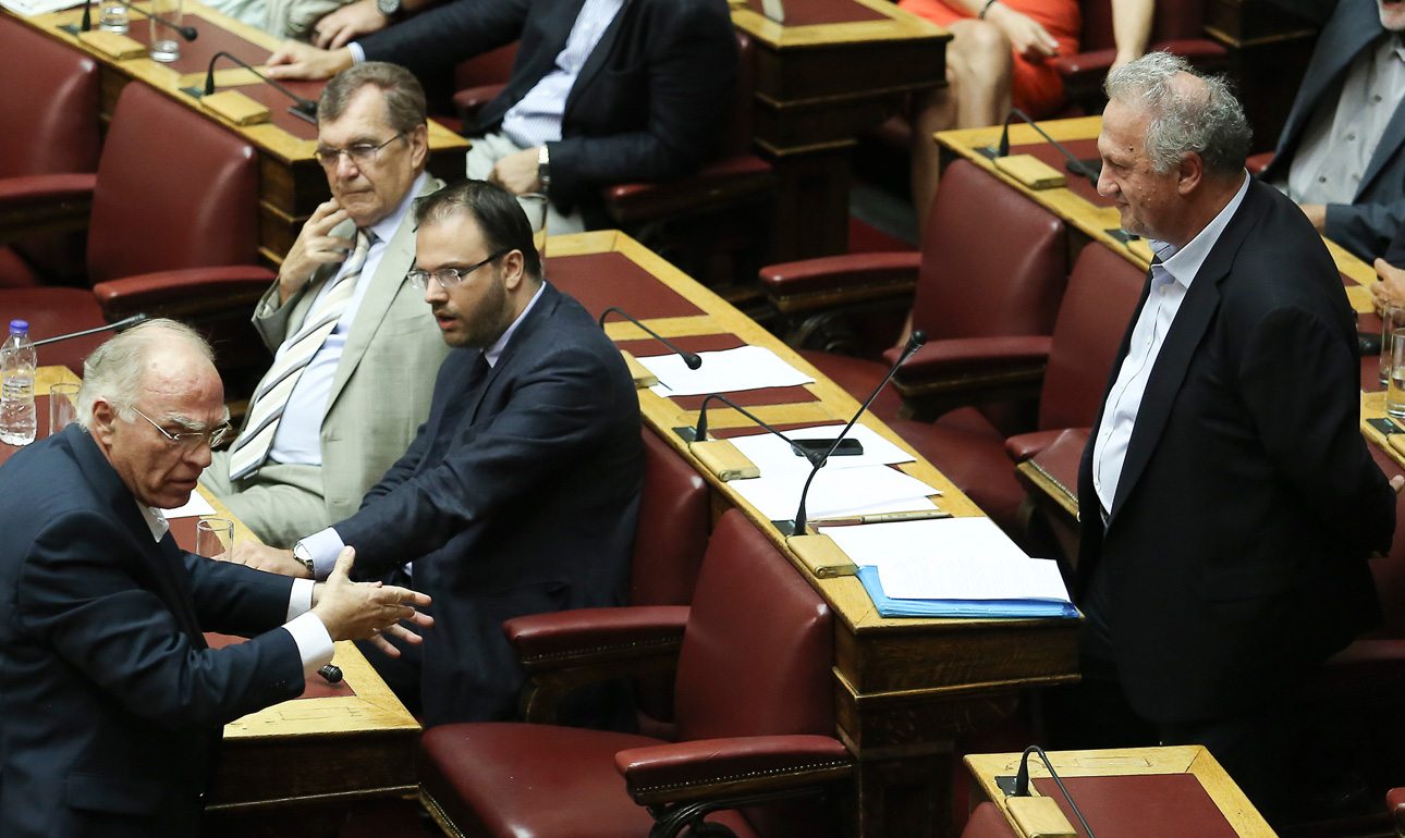 Η στιγμή του «τσαμπουκά» μεταξή Κώστα Σκανδαλίδη γαι Βασίλη Λεβέντη