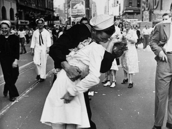 VJ_Day_Kiss_Alfred_Eisenstaedt
