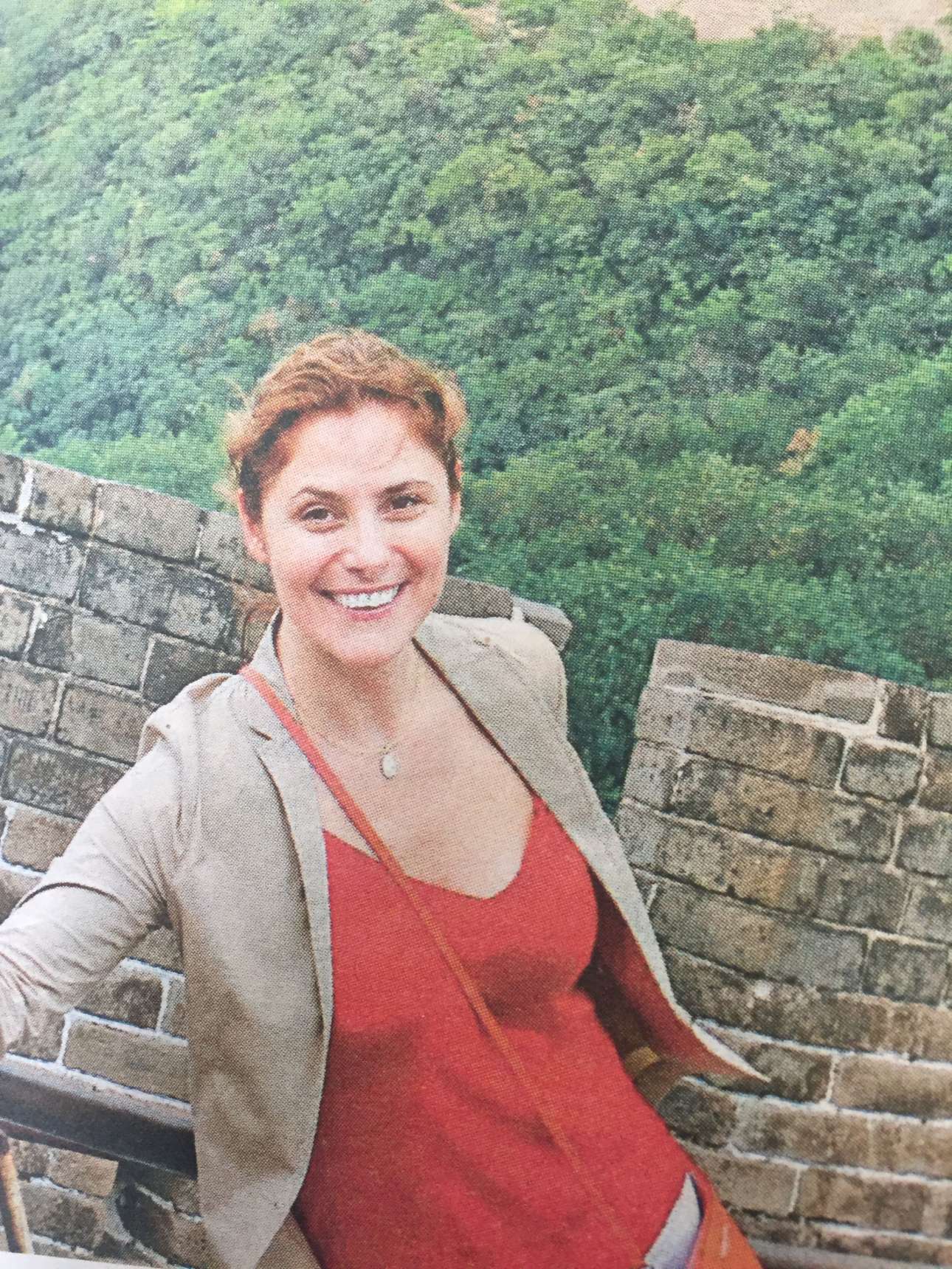 Η σύντροφος του Πρωθυπουργού κατά την prive επίσκεψή της στο Σινικό Τοίχος βγάζει selfie (Φωτογραφία από την Real News)