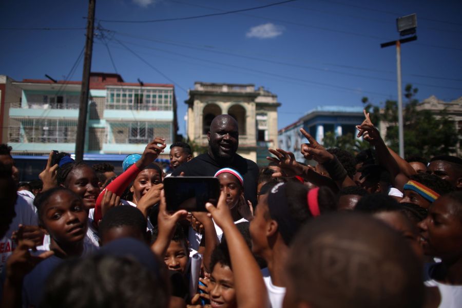 Παιδιά από την Κούβα φωτογραφίζονται με τον Σακίλ Ο΄Νιλ