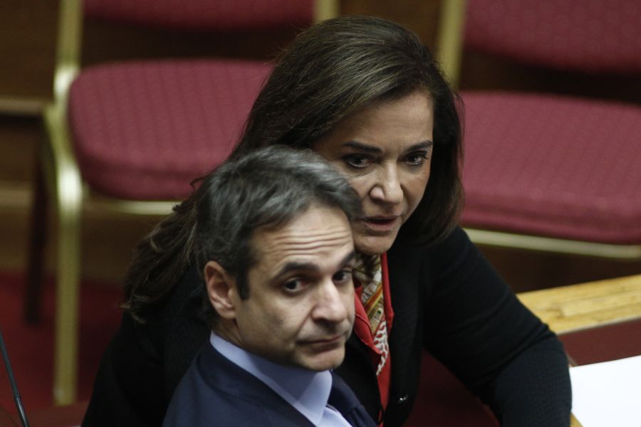 Ακόμα και αν έχει σχέδια, η Ντόρα Μπακογιάννη, τώρα προηγείται ο αδερφός της