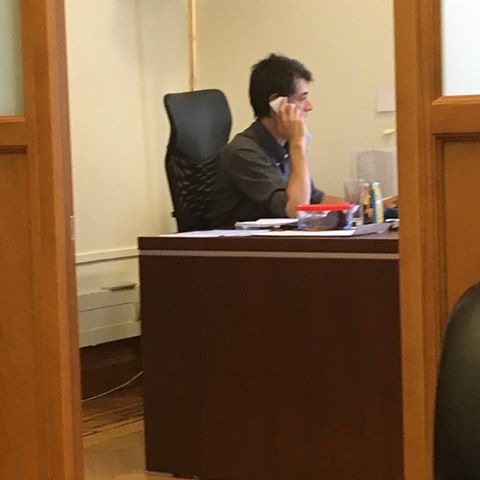 Μάλλον απίθανο πάντως ο Νίκος Καρανίκας να μιλάει με την Ελένη Μενεγάκη... 