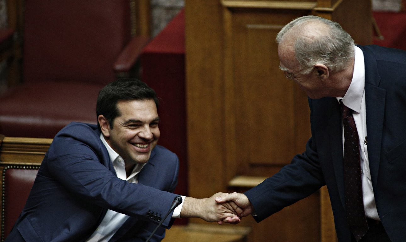 Η χειραψία Λεβέντη-Τσίπρα που συζητήθηκε (ελλείψει άλλων γεγονότων)