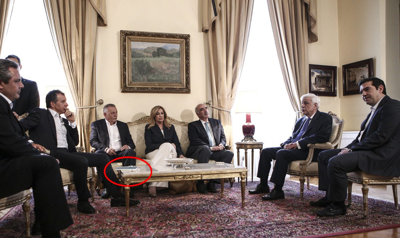 Φωτογραφία από τη συνάντηση που περιγράφει ο Σταύρος Θεοδωράκης. Σε κόκκινο κύκλο το μπλοκάκι του Σταύρου. Είναι ο μόνος που έχει φέρει μαζί του κάτι για να κρατάει σημειώσεις...