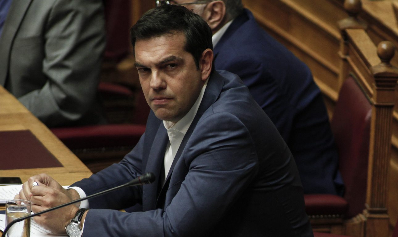 Γενικά πάντως ο Αλέξης Τσίπρας έμοιαζε «στραβωμένος». Ιδιαίτερα όταν ξεχνιόταν