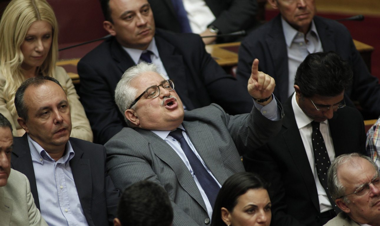 Ο Κώστας Τζαβάρας σε μια από τις πολλές στιγμές καφενειακής έξαρσης