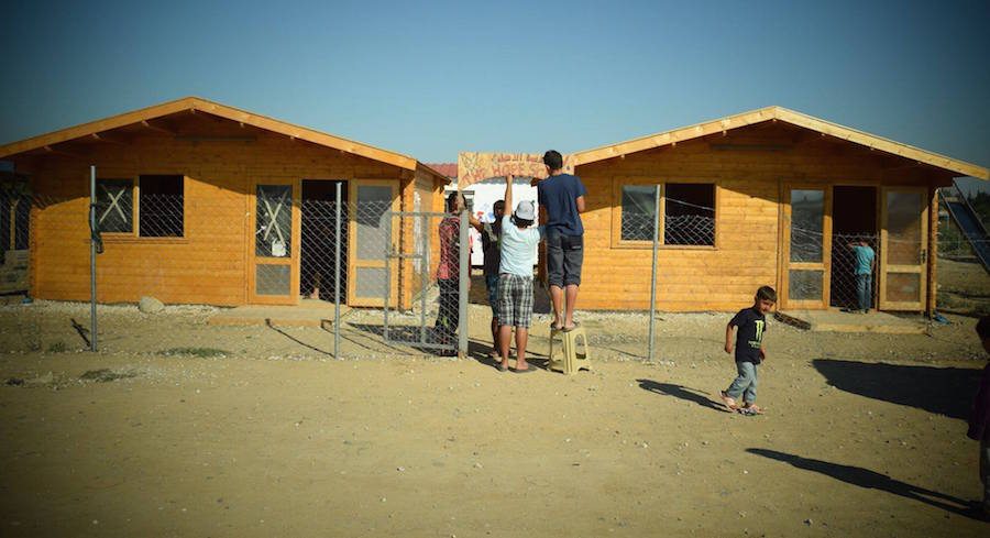 Εθελοντες εργάζονται για το Σχολείο της Ελπίδας