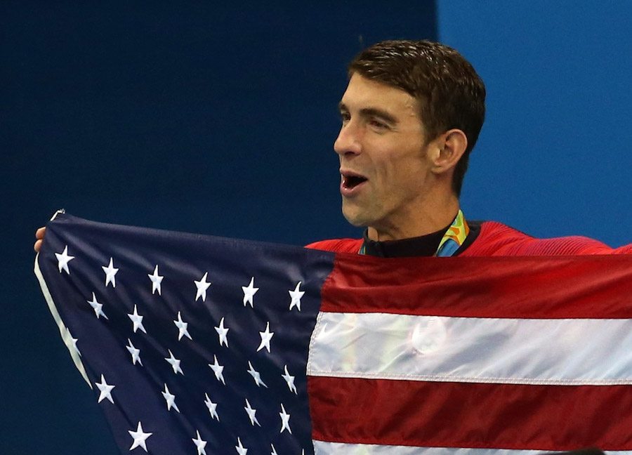 O πρώτος των πρώτων με τη σημαία της χώρας που ήρθε πρώτη