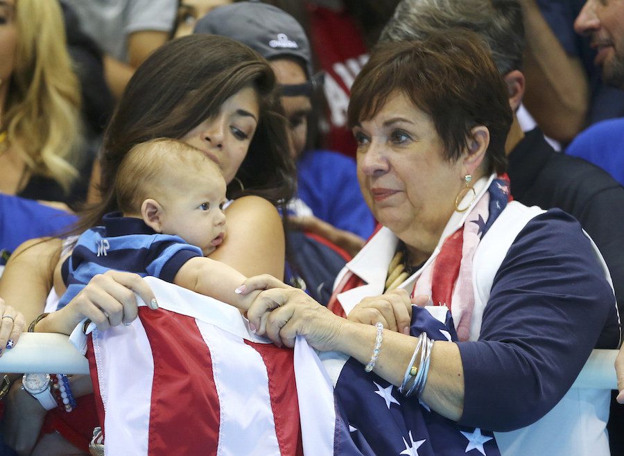 H μαμά, η σύντροφος και ο γιος Φελπς στο Ρίο