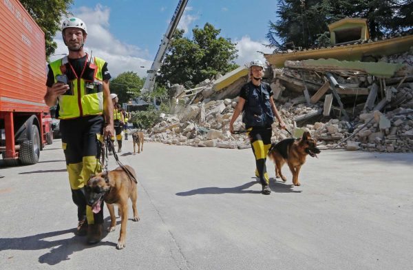 2016-08-25T133737Z_2004492257_D1BETXMCLLAA_RTRMADP_3_ITALY-QUAKE-VOLUNTEERS