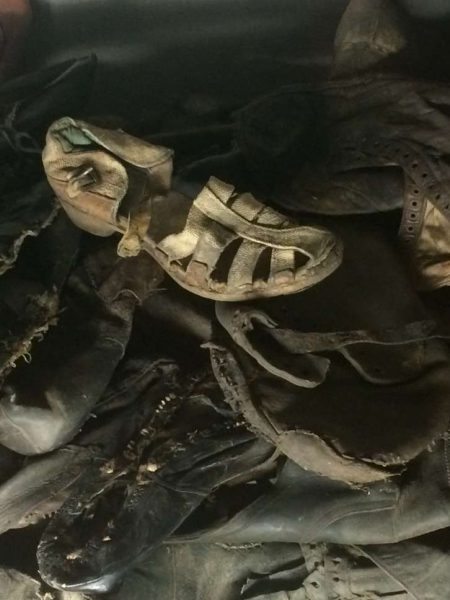 Τι διαδρομή θανάτου για ένα ζευγαρι παπούτσια! Εν ζωή τα παπούτσια. Πάνε οι άνθρωποι. Τα άτιμα τα άψυχα!