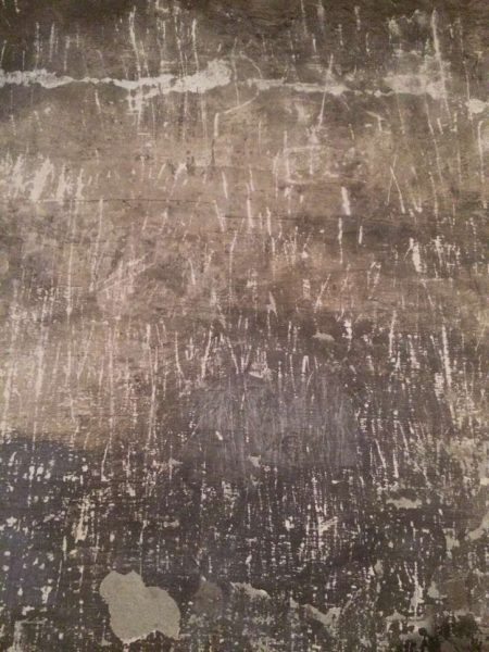 Ο τοίχος είχε τη δίκη του ιστορία. Καποιοι την έγραψαν με τα νύχια τους στους θαλάμους αερίων.