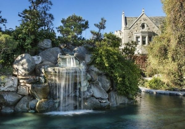 billionaire-twinkie-heir-spends-over-100m-to-purchase-playboy-mansion3-730x511