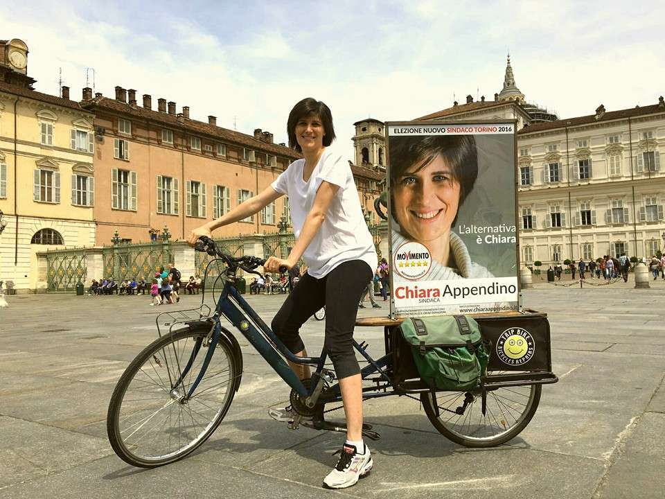 chiara-appendino-in-giro-per-la-citta-con-la-sua-bici-durante-la-campagna-elettorale