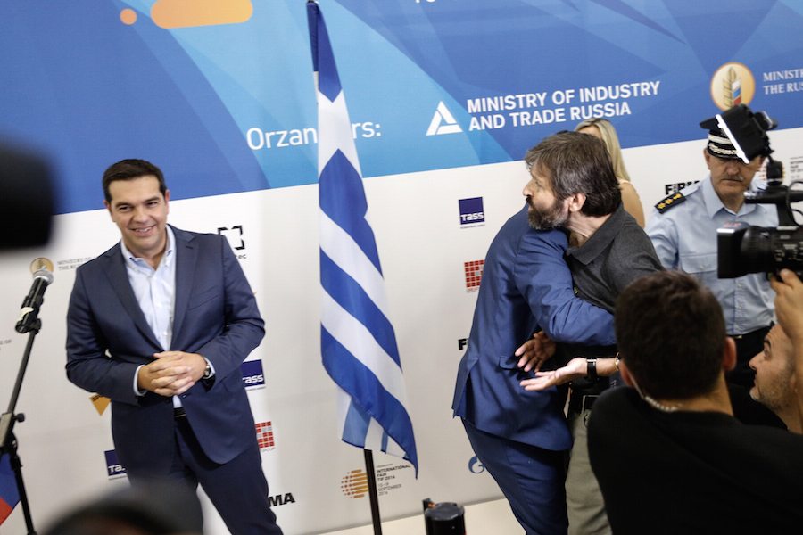 O ομολογιούχος που προσπάθησε να προσεγγίσει τον Πρωθυπουργό, απομακρύνεται από άνδρες της ασφάλειας