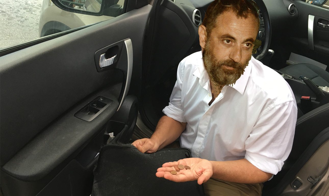 Με την απόγνωση ζωγραφισμένη στο πρόσωπό του ο υιός Καλογρίτσας στρέφεται απολογητικά προς τον Νίκο Παππά 