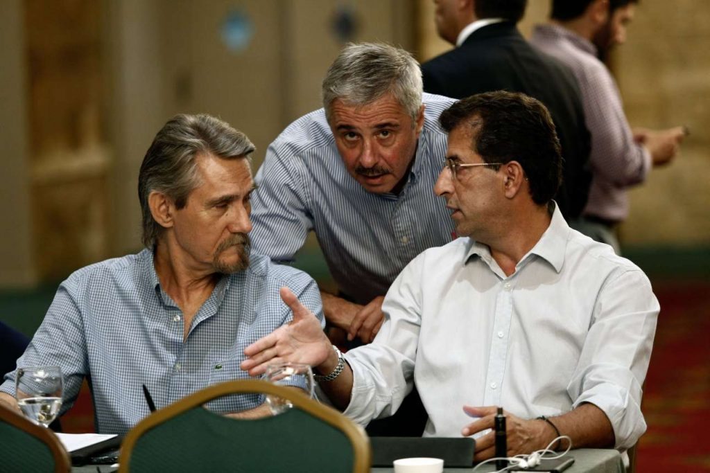 Ό Γιάννης Μανιάτης στο μέσον) άσκησε δριμάι κριτική στους χειρισμούς του ΠΑΣΟΚ. Στη φωτό κατά τη συνεδράιση της Δημοκρατικής Συμπαράταξης. Διακρίνονται οι Δημήτρης Καρύδης δεξιά) και