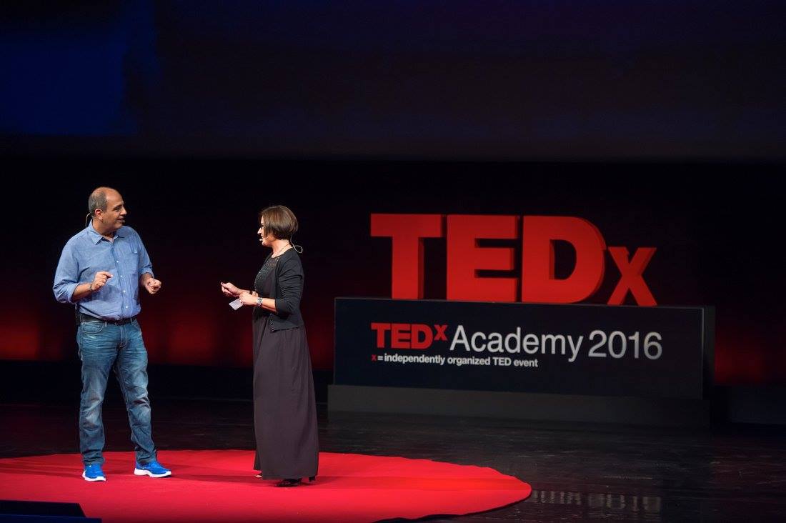 Η Νίκη Συροπούλου (curator) και ο Κώστας Γιαννακίδης (παρουσιαστής) στην αρχή της εκδήλωσης