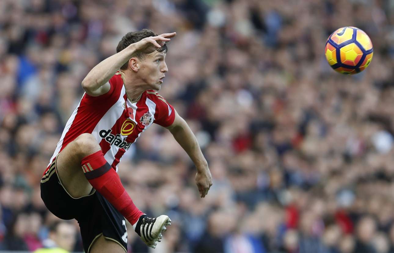 2016-10-29T114900Z_120743340_MT1ACI14654516_RTRMADP_3_SOCCER-ENGLAND-SUN-ARS