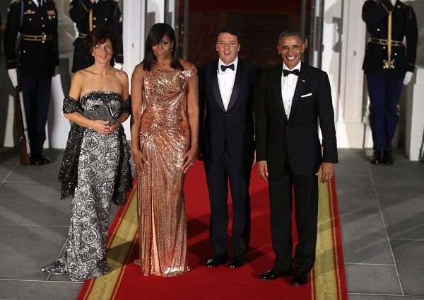 WASHINGTON, DC - OCTOBER 18: U.S. President Barack Obama (R) and first lady Michelle Obama (2nd L) stand with Italian Prime Minister Matteo Renzi and his wife Mrs. Agnese Landini upon arrival for a state dinner at the White House, October 18, 2016 in Washington, DC. President Obama is hosting the last state visit of his presidency. (Photo by Mark Wilson/Getty Images)