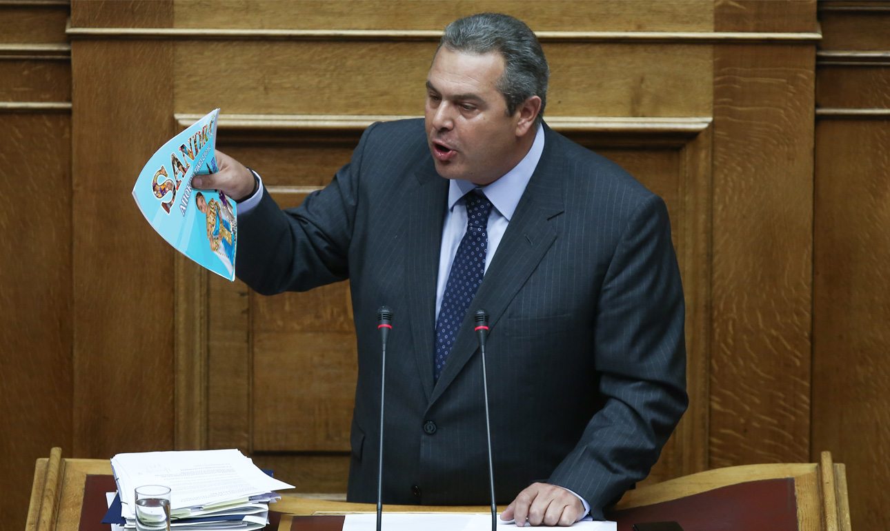 Ο φωτογραφικός φακός κατέγραψε το απλό ανθρώπινο λάθος του Πάνου Καμμένου