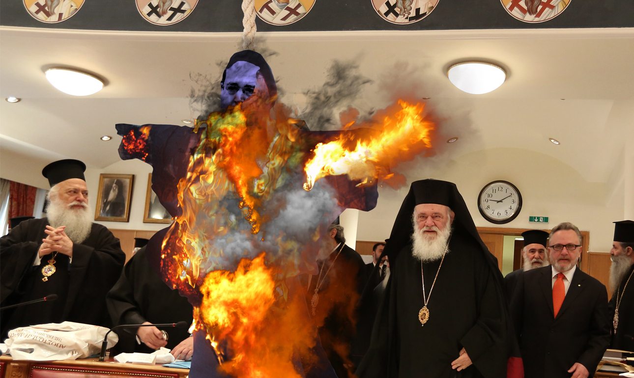 Το ομοίωμα του υπουργού Παιδείας και Θρησκευμάτων παραδίδεται στις φλόγες υπό τα βλέματα των Ιεραρχών