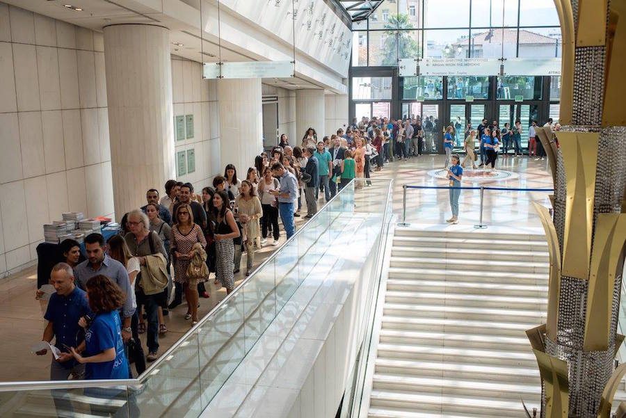 To κοινό της εκδήλωσης προσέρχεται στο Μέγαρο