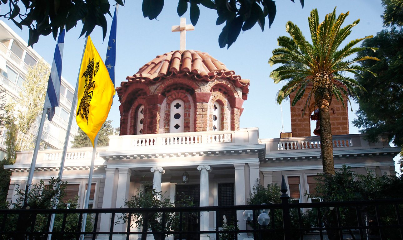 Η Βυζαντινή Σημαία που κυματίζει από το πρωί στο Μέγαρο Μαξίμου σηματοδοτεί την συνέχιση του διαλόγου Εκκλησίας Πολιτείας μαζί με την εγκατάσταση του τρούλου και του καμπαναριού