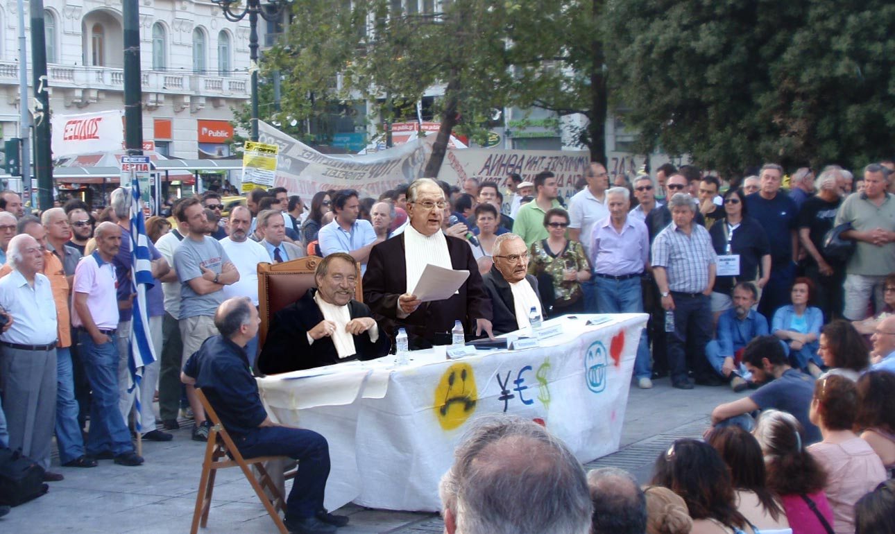 Πρόβα συνεδρίασης του Συμβουλίου της Επικρατείας στην πλατεία Συντάγματος. Συμβολική τοποθεσία για ένα δικαστήριο που εξετάζει την συνταγματικότητα των νόμων!