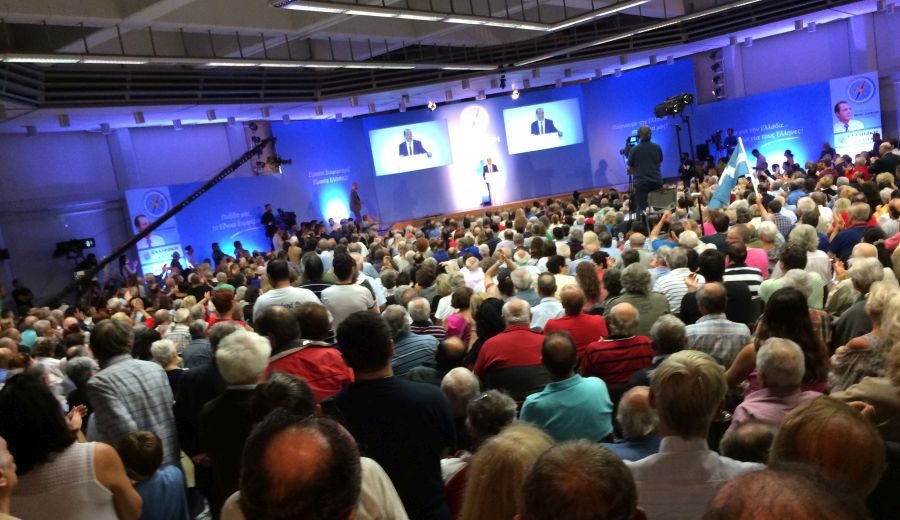 Η αίθουσα κατάμεστη...